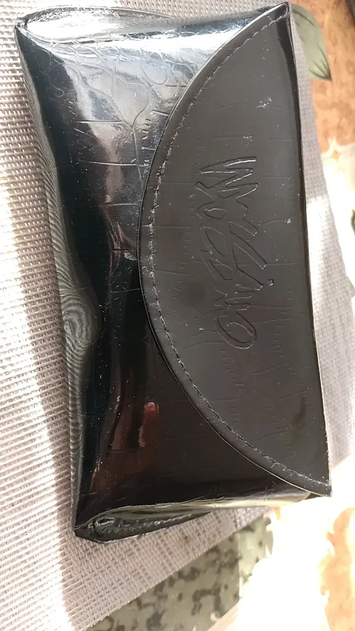 Estuche de maquillaje negro brillante
