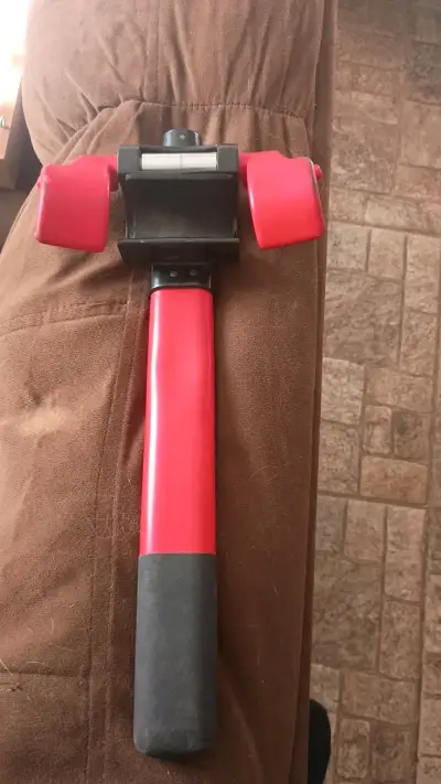 Bloqueador de volante antirrobo rojo y negro - miniatura 1