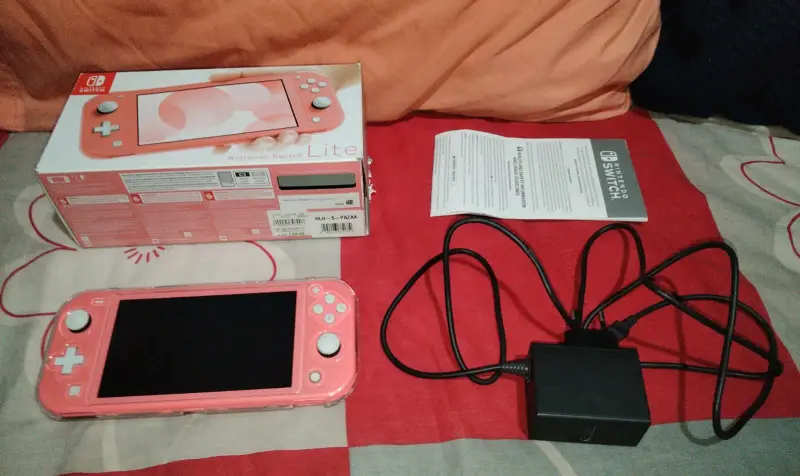 Nintendo Switch Lite con 2 juegos - 1