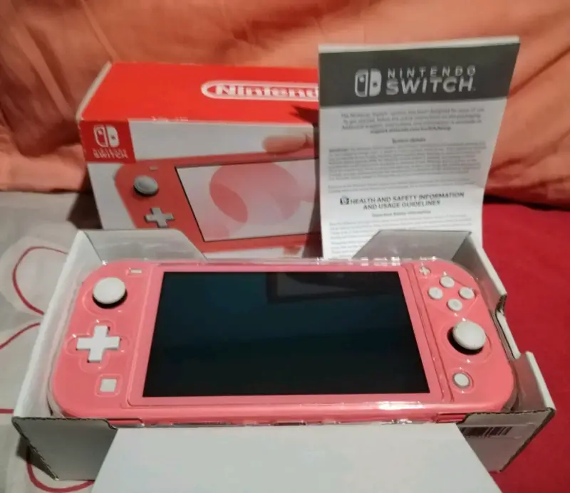 Nintendo Switch Lite con 2 juegos - 4