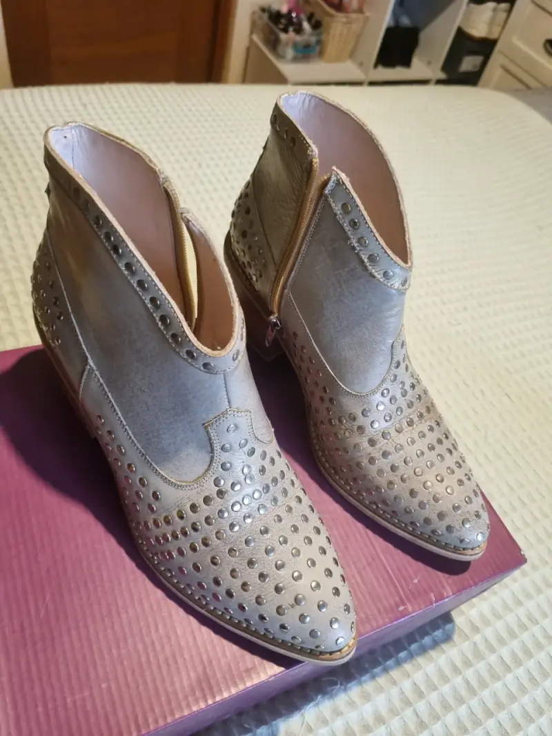Botines de cuero con tachas plateadas - 1
