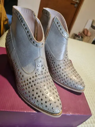 Botines de cuero con tachas plateadas - miniatura 2