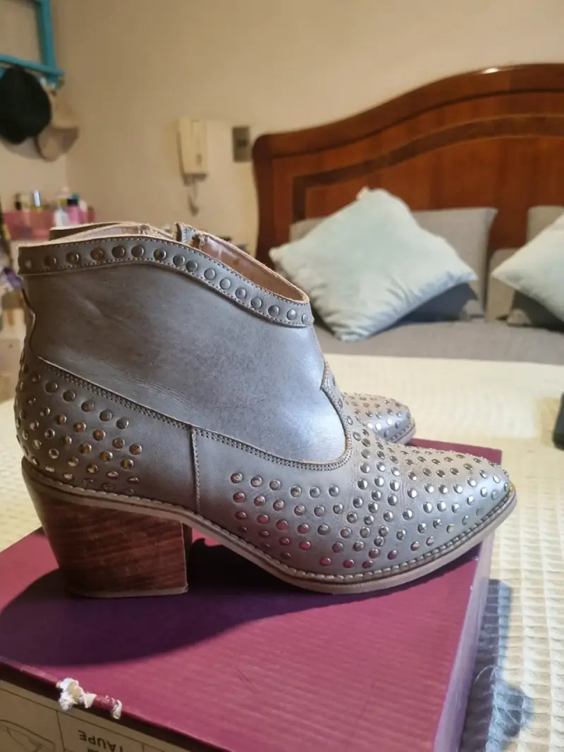 Botines de cuero con tachas plateadas - 3