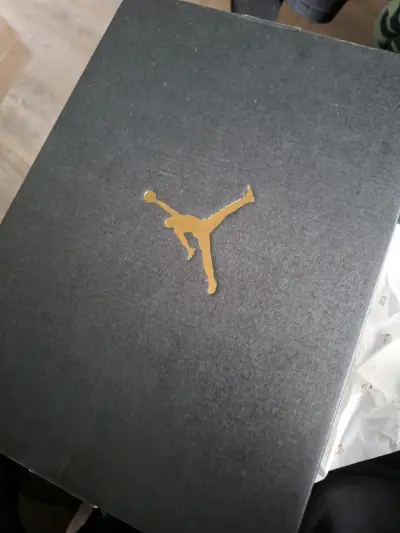 Zapatillas Air Jordan 1 Mid Hombre Color Negro y Marrón - miniatura 3