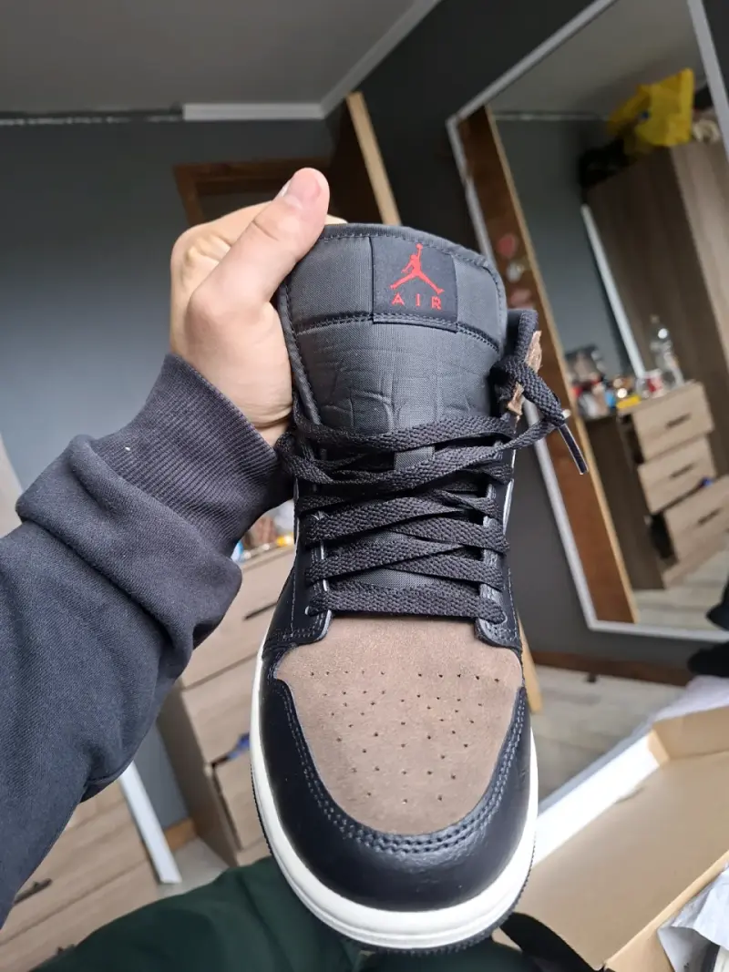 Zapatillas Air Jordan 1 Mid Hombre Color Negro y Marrón - 4