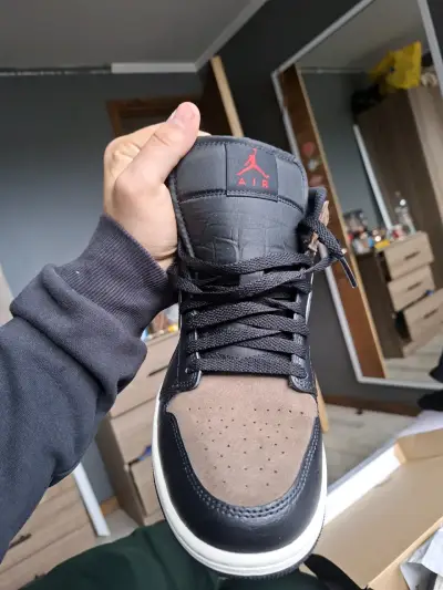 Zapatillas Air Jordan 1 Mid Hombre Color Negro y Marrón - miniatura 4