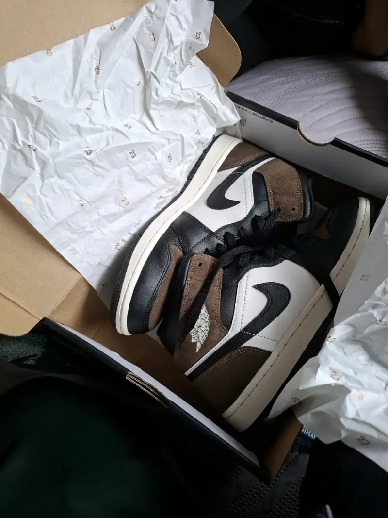 Zapatillas Air Jordan 1 Mid Hombre Color Negro y Marrón - 6