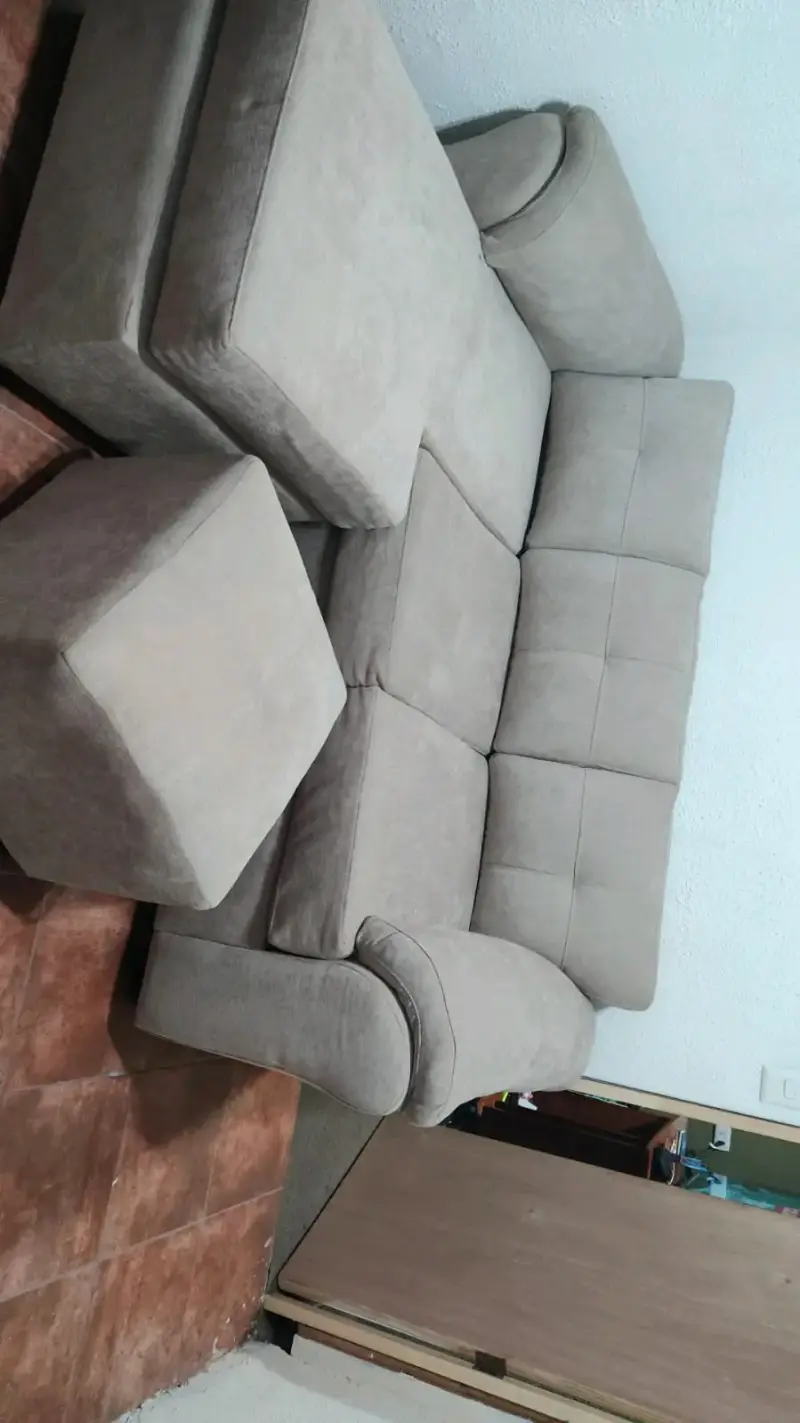 Sofá seccional gris con ottoman - 1