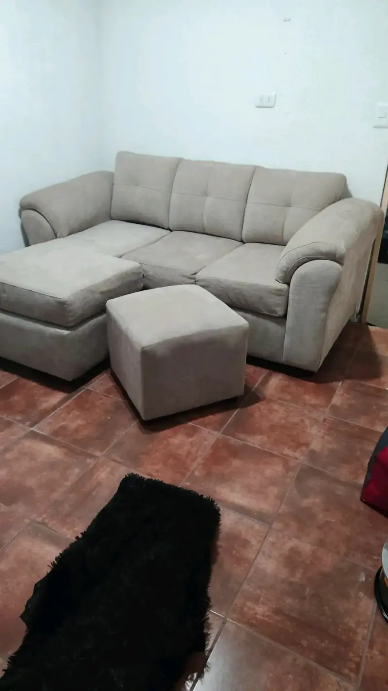 Sofá seccional gris con ottoman - 2