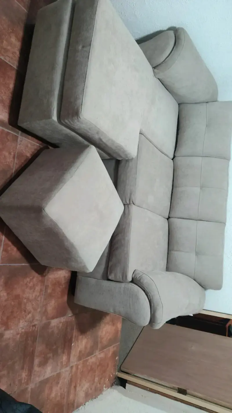 Sofá seccional gris con ottoman - 3