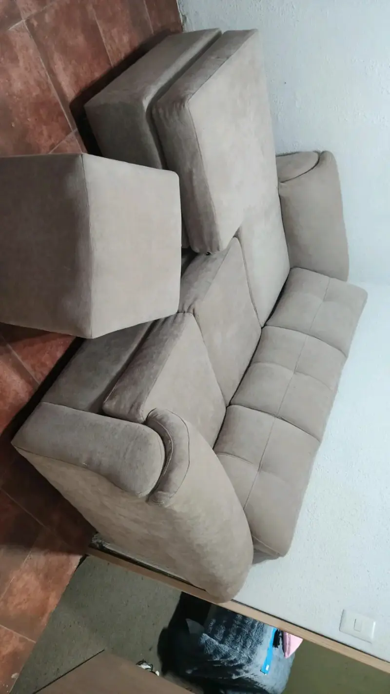 Sofá seccional gris con ottoman - 4