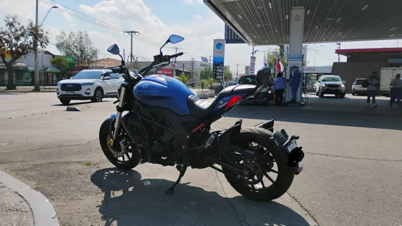 Moto Cruiser azul Benelli 502C en perfect estado - 1