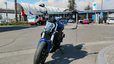 Moto Cruiser azul Benelli 502C en perfect estado - miniatura 2