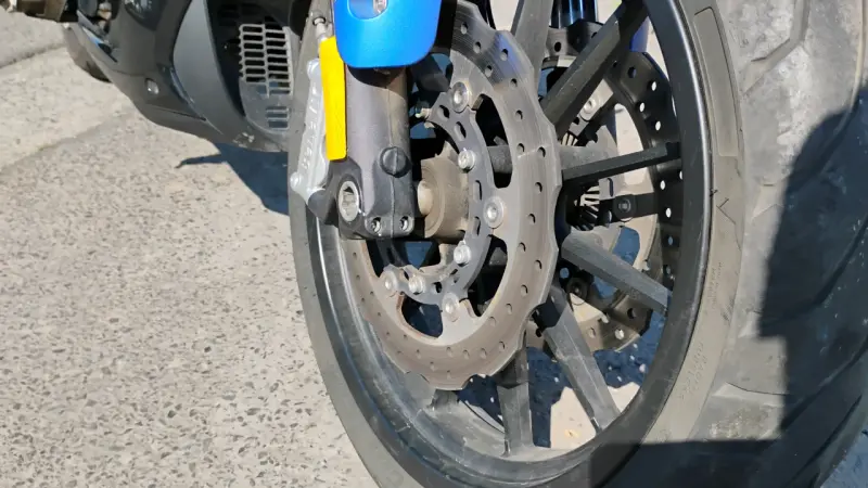 Moto Cruiser azul Benelli 502C en perfect estado - 3