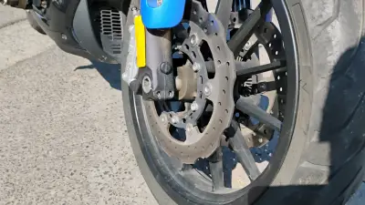 Moto Cruiser azul Benelli 502C en perfect estado - miniatura 3
