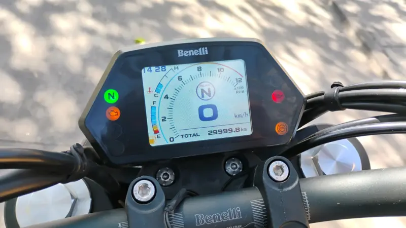 Moto Cruiser azul Benelli 502C en perfect estado - 5
