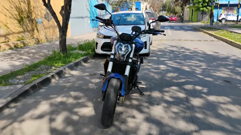 Moto Cruiser azul Benelli 502C en perfect estado - 6