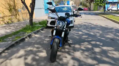 Moto Cruiser azul Benelli 502C en perfect estado - miniatura 6