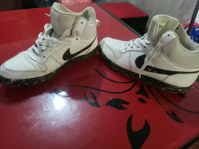 Zapatillas deportivas blancas y negras Nike para hombre - miniatura 1