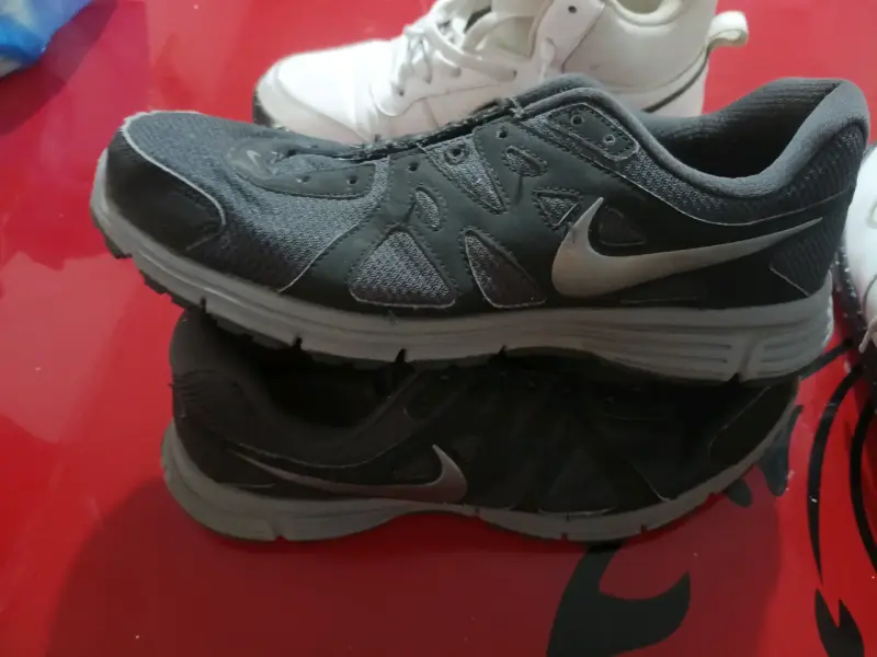 Zapatillas deportivas blancas y negras Nike para hombre - 2