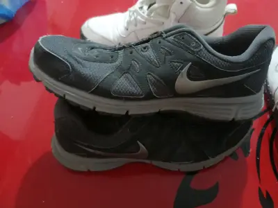 Zapatillas deportivas blancas y negras Nike para hombre - miniatura 2