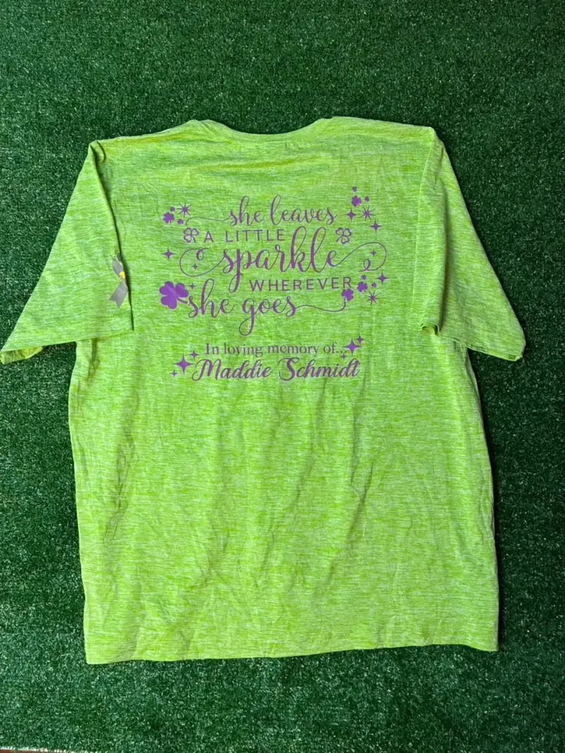 Polera verde con diseño conmemorativo Sport-Tek - 1