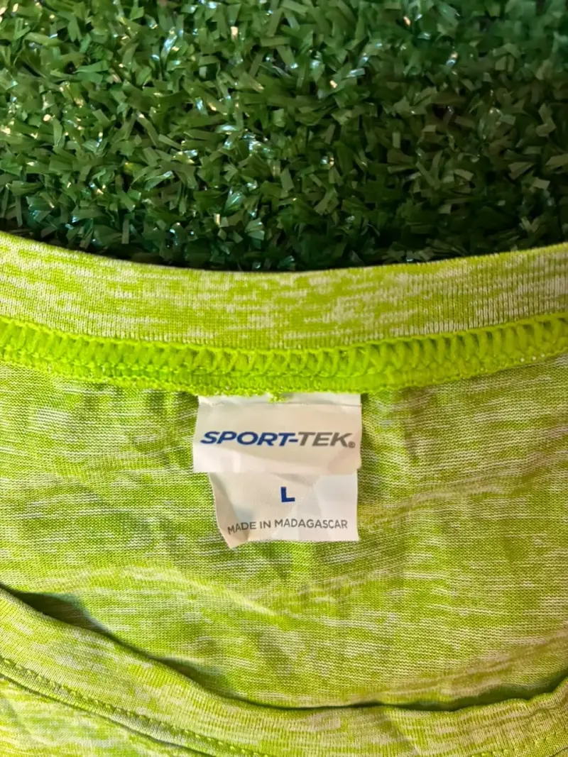 Polera verde con diseño conmemorativo Sport-Tek - 2