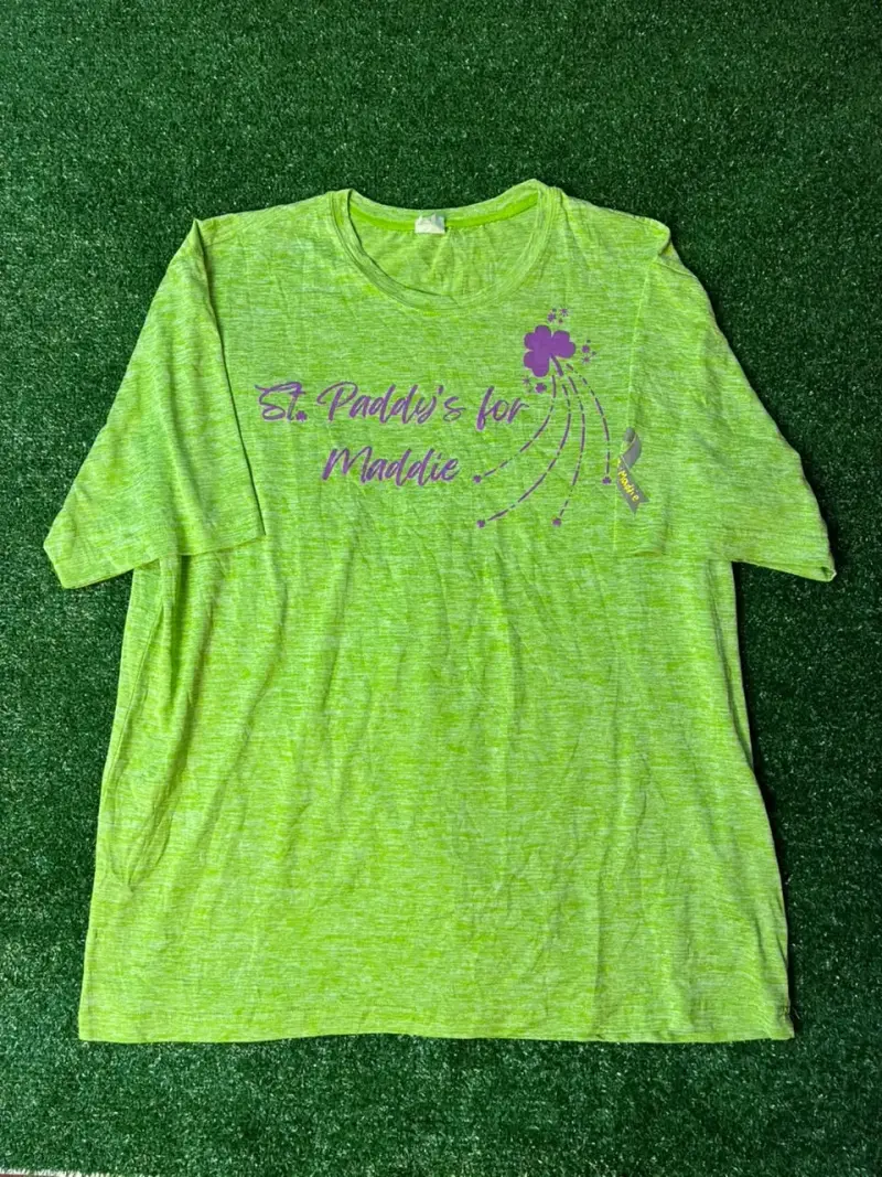 Polera verde con diseño conmemorativo Sport-Tek - 3
