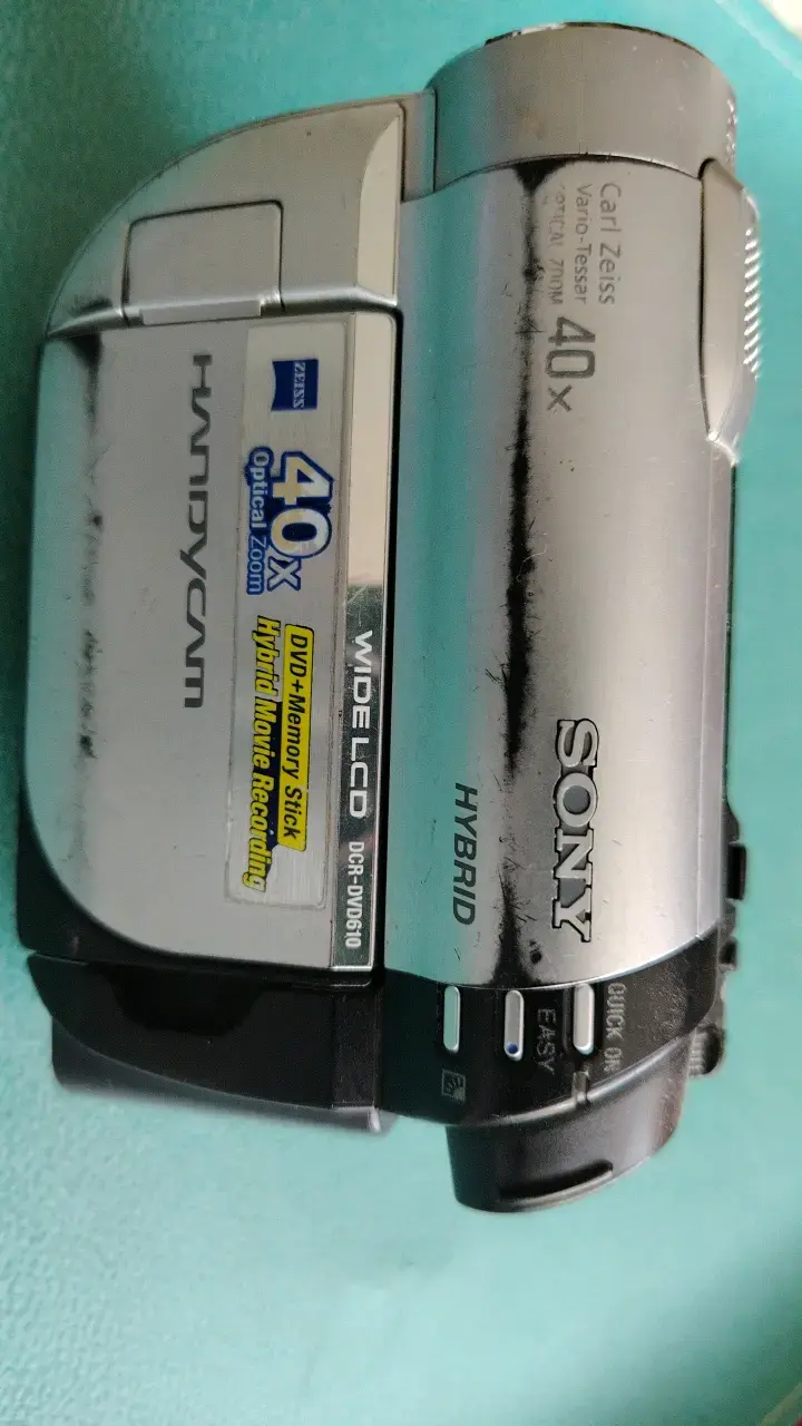 Videocámara Sony Handycam DCR-DVD610 con Zoom Óptico 40x - 1
