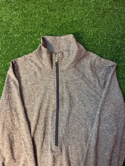 Polera térmica gris con cierre para mujer - miniatura 2