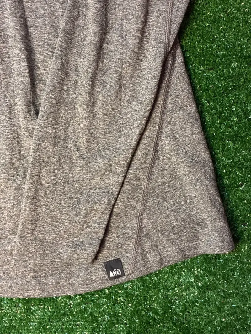 Polera térmica gris con cierre para mujer - 4