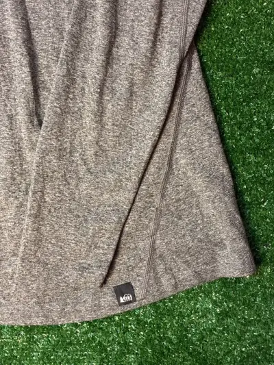Polera térmica gris con cierre para mujer - miniatura 4