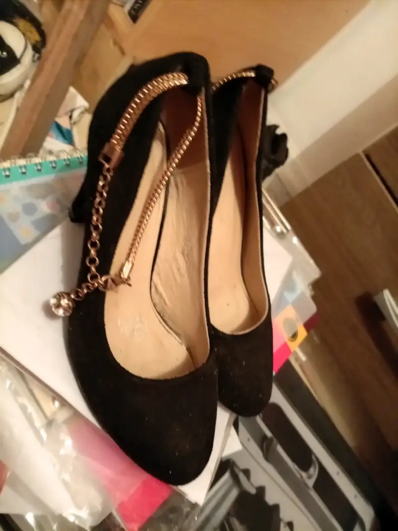 Zapatos de tacón negros con cadena dorada - 1