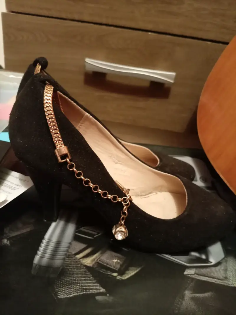 Zapatos de tacón negros con cadena dorada - 2