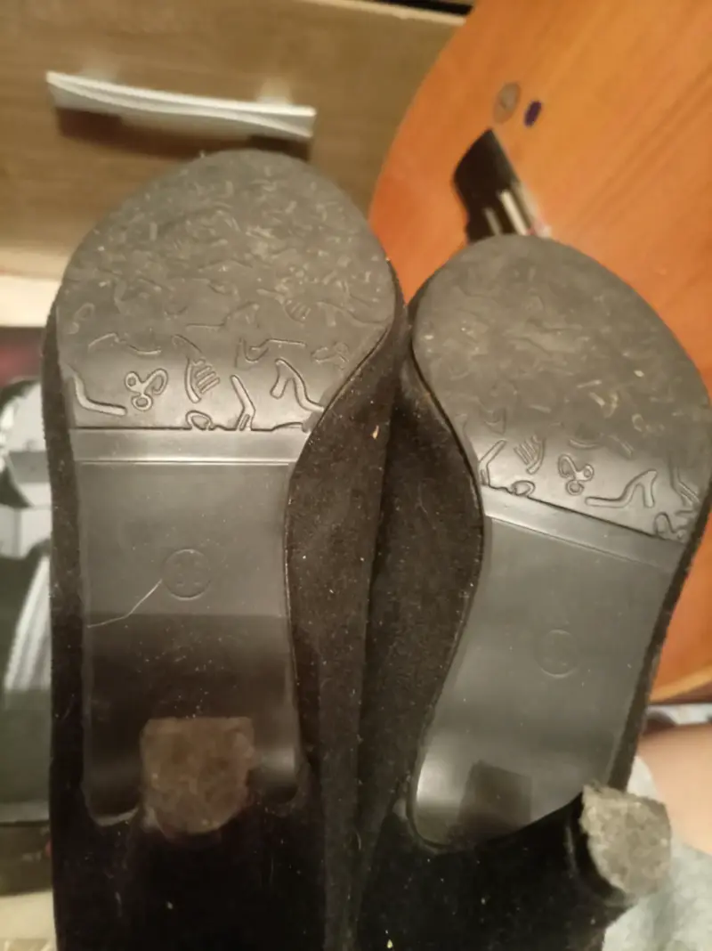 Zapatos de tacón negros con cadena dorada - 3