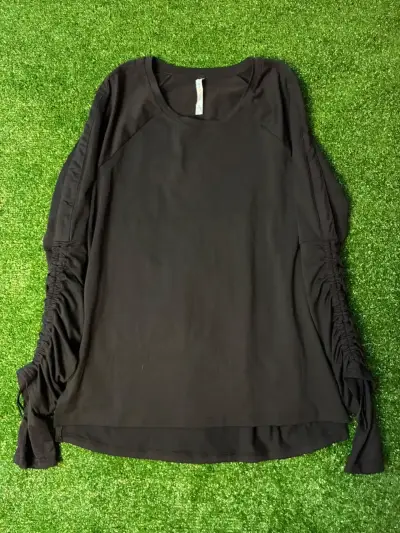 Polera negra con diseño fruncido en mangas - miniatura 1