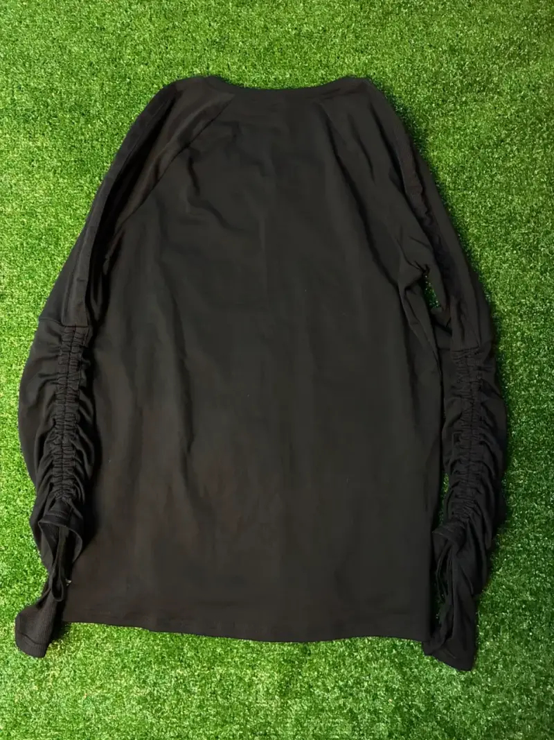 Polera negra con diseño fruncido en mangas - 2