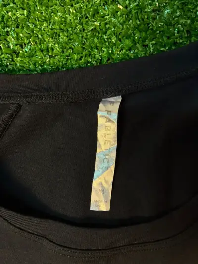 Polera negra con diseño fruncido en mangas - miniatura 3