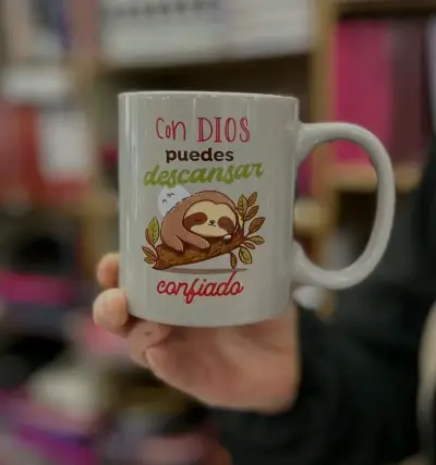 Taza con diseño de perezoso y versículo - miniatura 1