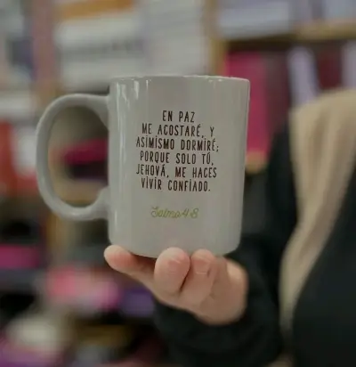 Taza con diseño de perezoso y versículo - miniatura 2