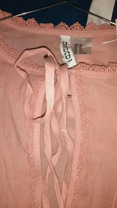 Blusa rosa con encaje - miniatura 3