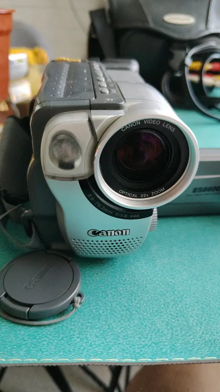 Videocámara Canon con zoom óptico 22x - 3
