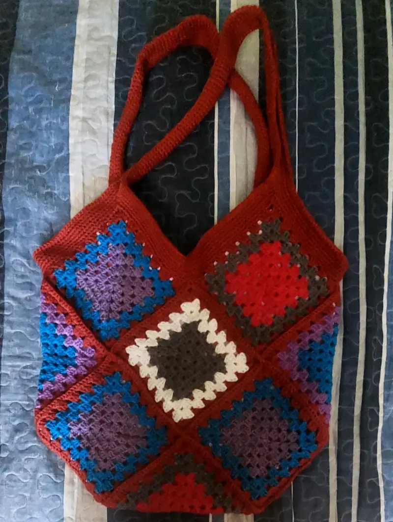 Bolso tejido a crochet multicolor con diseño único - 1