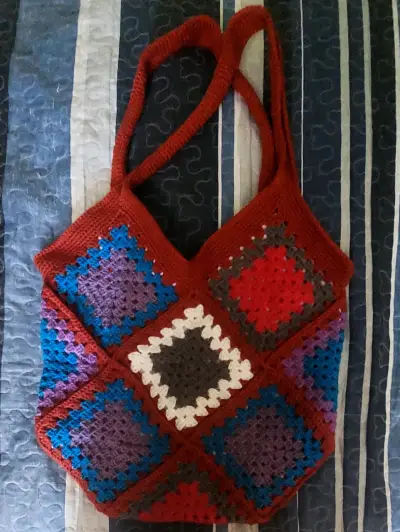 Bolso tejido a crochet multicolor con diseño único - miniatura 1