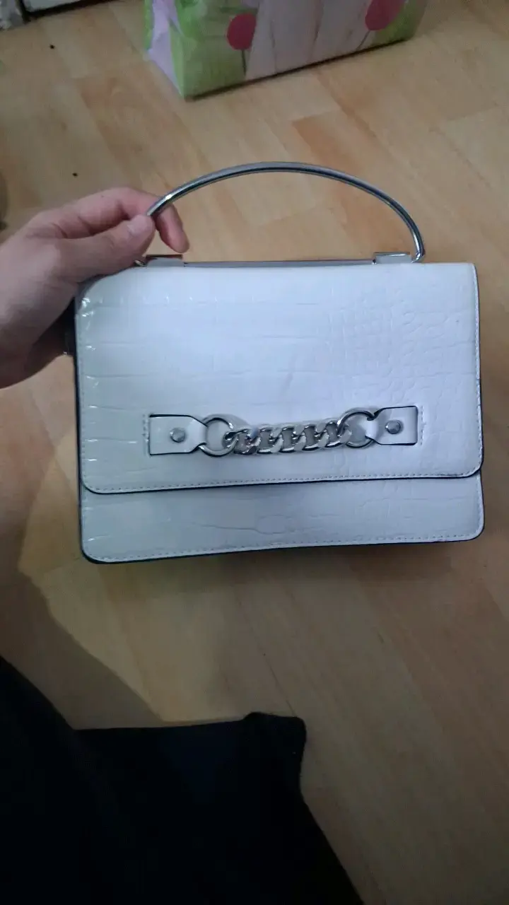 Cartera blanca de cuero sintético Aldo con cadena