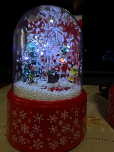 Bola de nieve navideña con luces LED y Musical - miniatura 1
