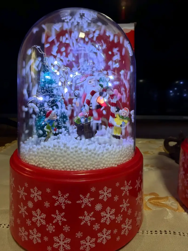 Bola de nieve navideña con luces LED y Musical - 2