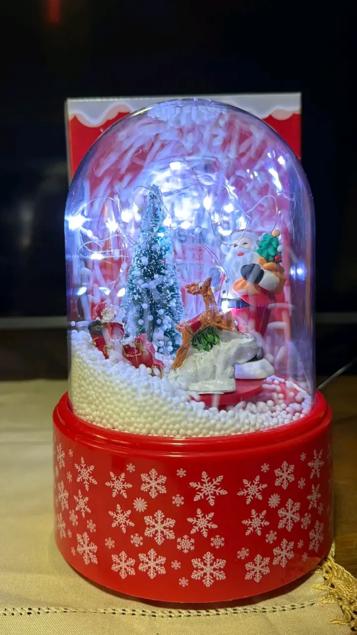 Bola de nieve navideña con luces LED y Musical - 4