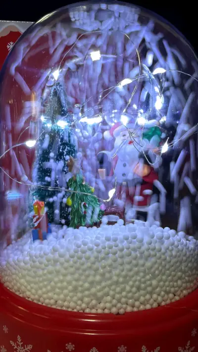 Bola de nieve navideña con luces LED y Musical - miniatura 5
