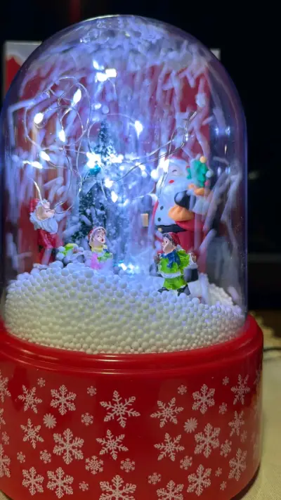 Bola de nieve navideña con luces LED y Musical - miniatura 6